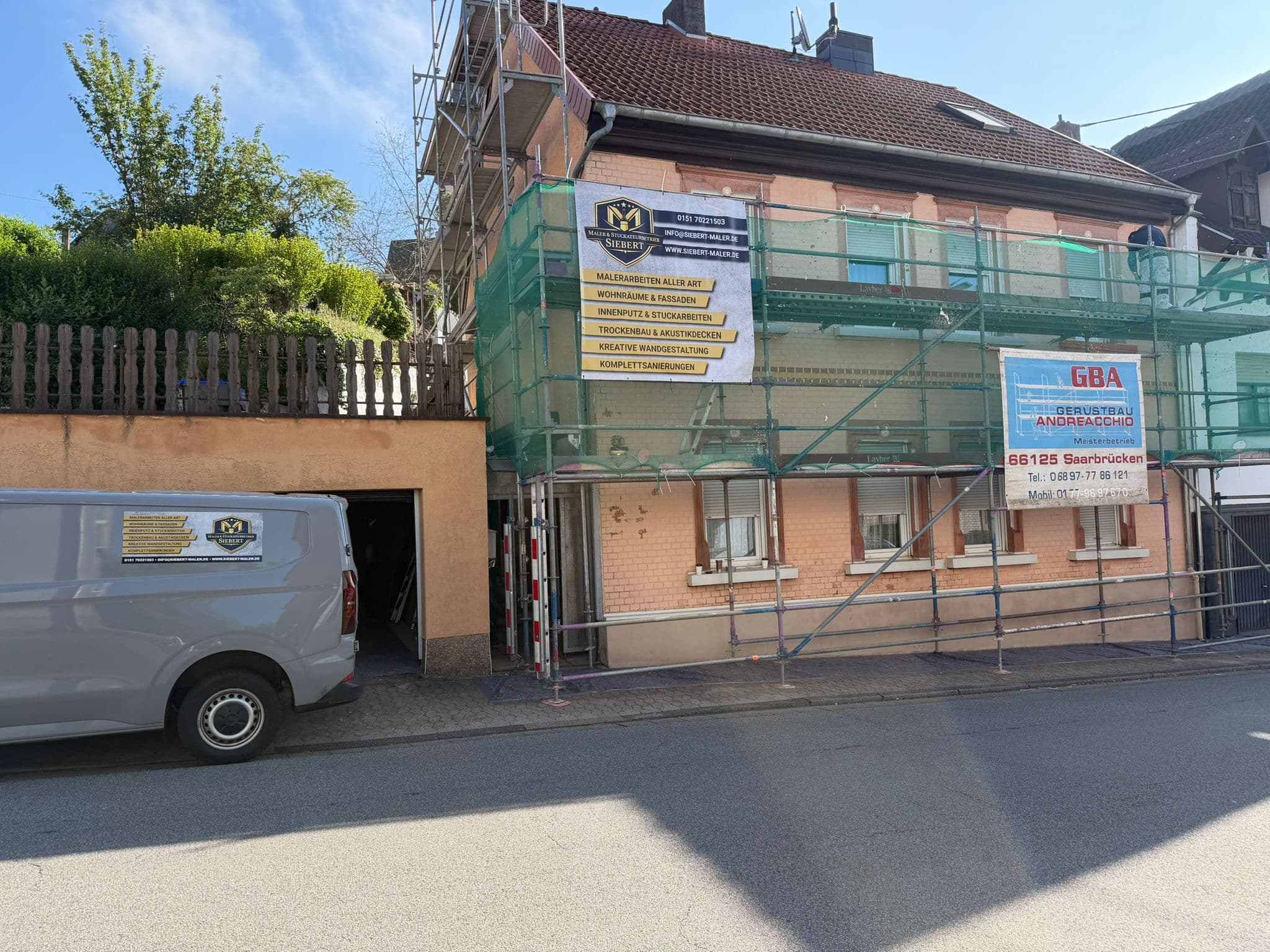 Fertig sanierte Hausfassade nach Anstrich durch Maler Siebert