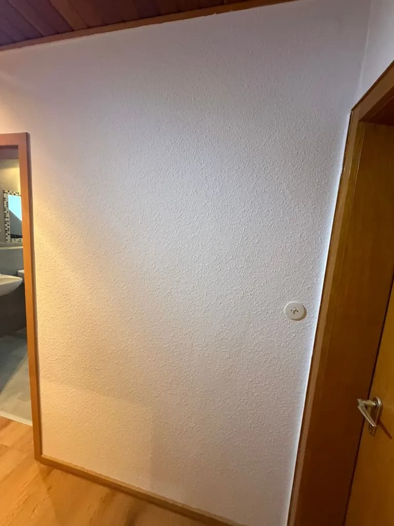Frisch aufgezogener Innenputz an einer Wand, Verputzarbeiten von Siebert