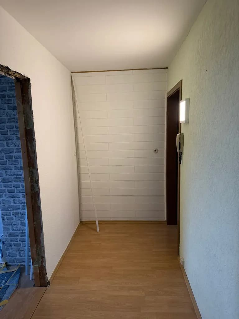 Frisch gestrichene Wand mit sauberer Kante, Malerarbeiten von Siebert